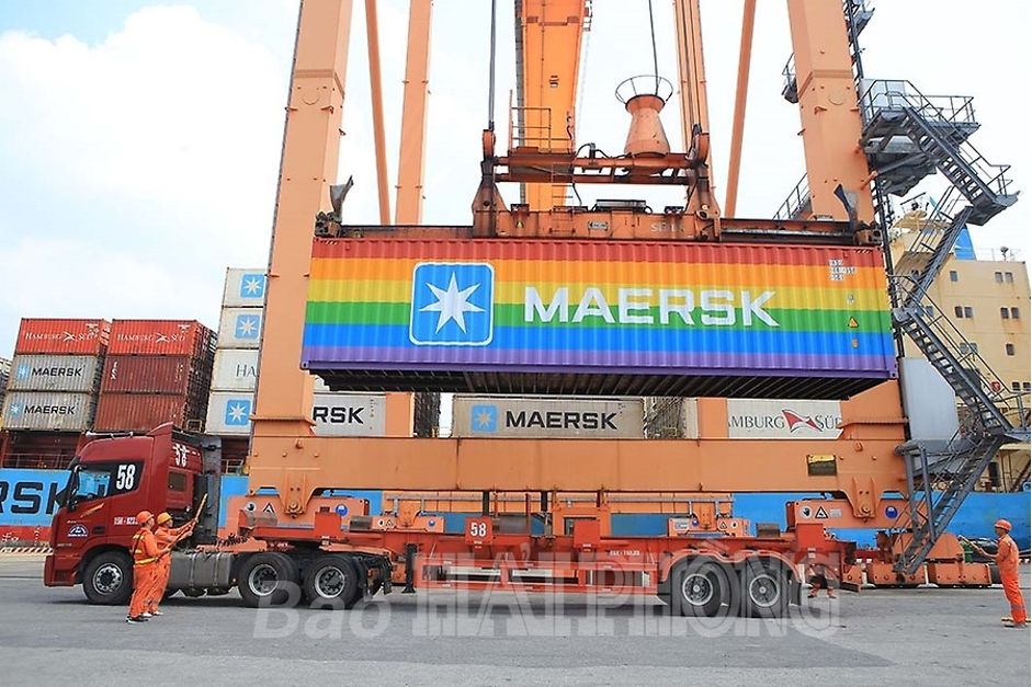 Chiếc container cầu vồng huyền thoại của Maersk đã chính thức cập cảng Tân Vũ, Hải Phòng