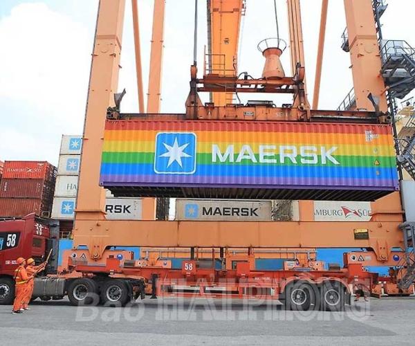 Chiếc container cầu vồng huyền thoại của Maersk đã chính thức cập cảng Tân Vũ, Hải Phòng